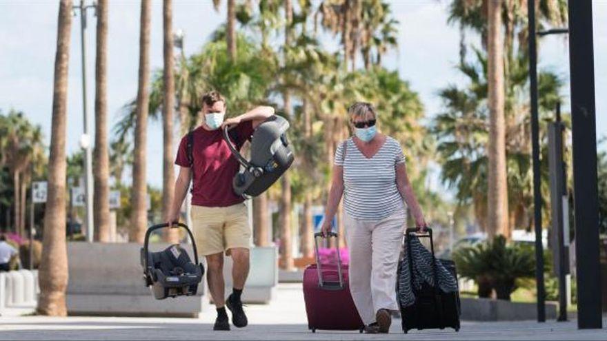 Turistas llegan a un hotel del sur de la Isla.