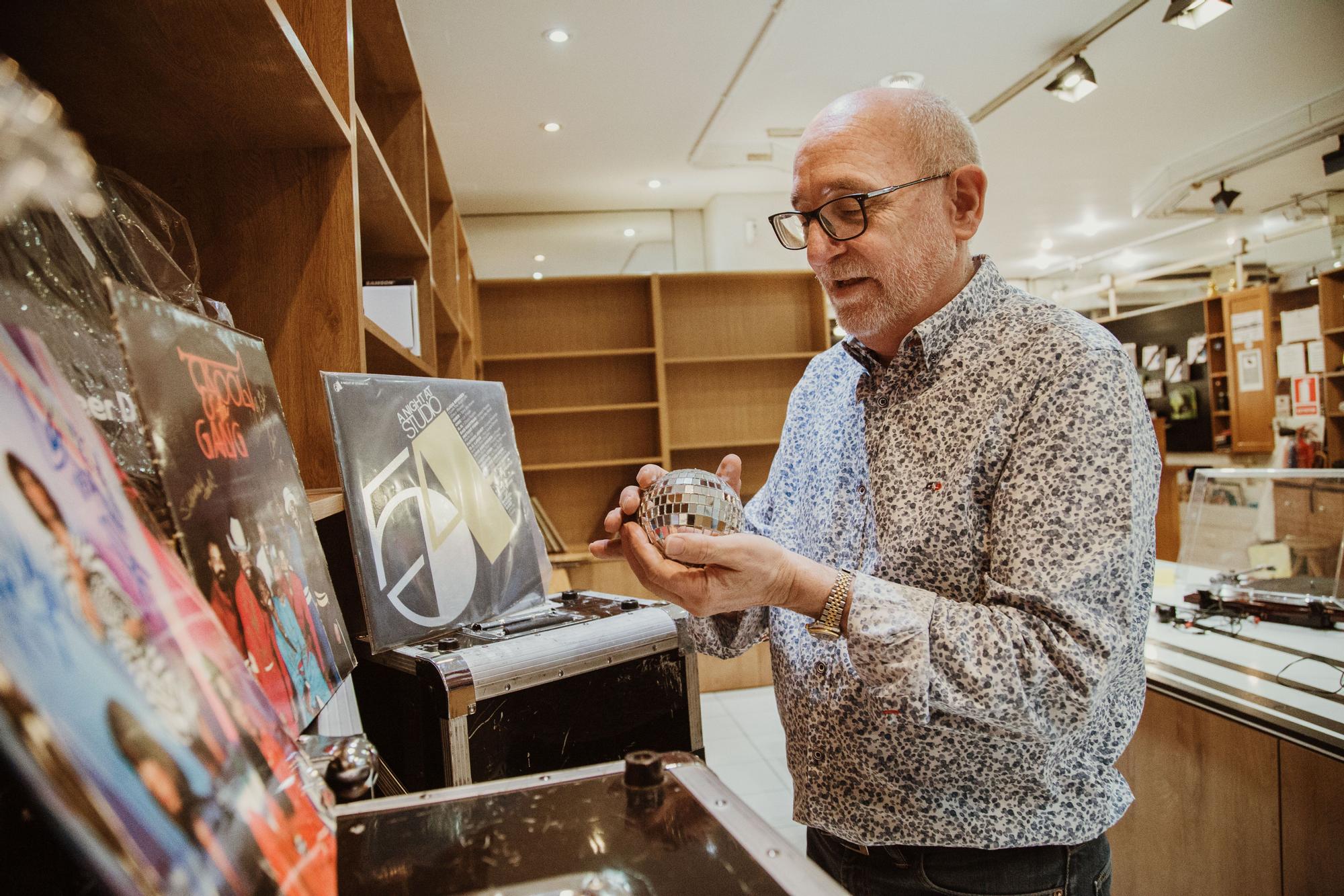 Juan Campos, en su tienda Discos ¡Oh!