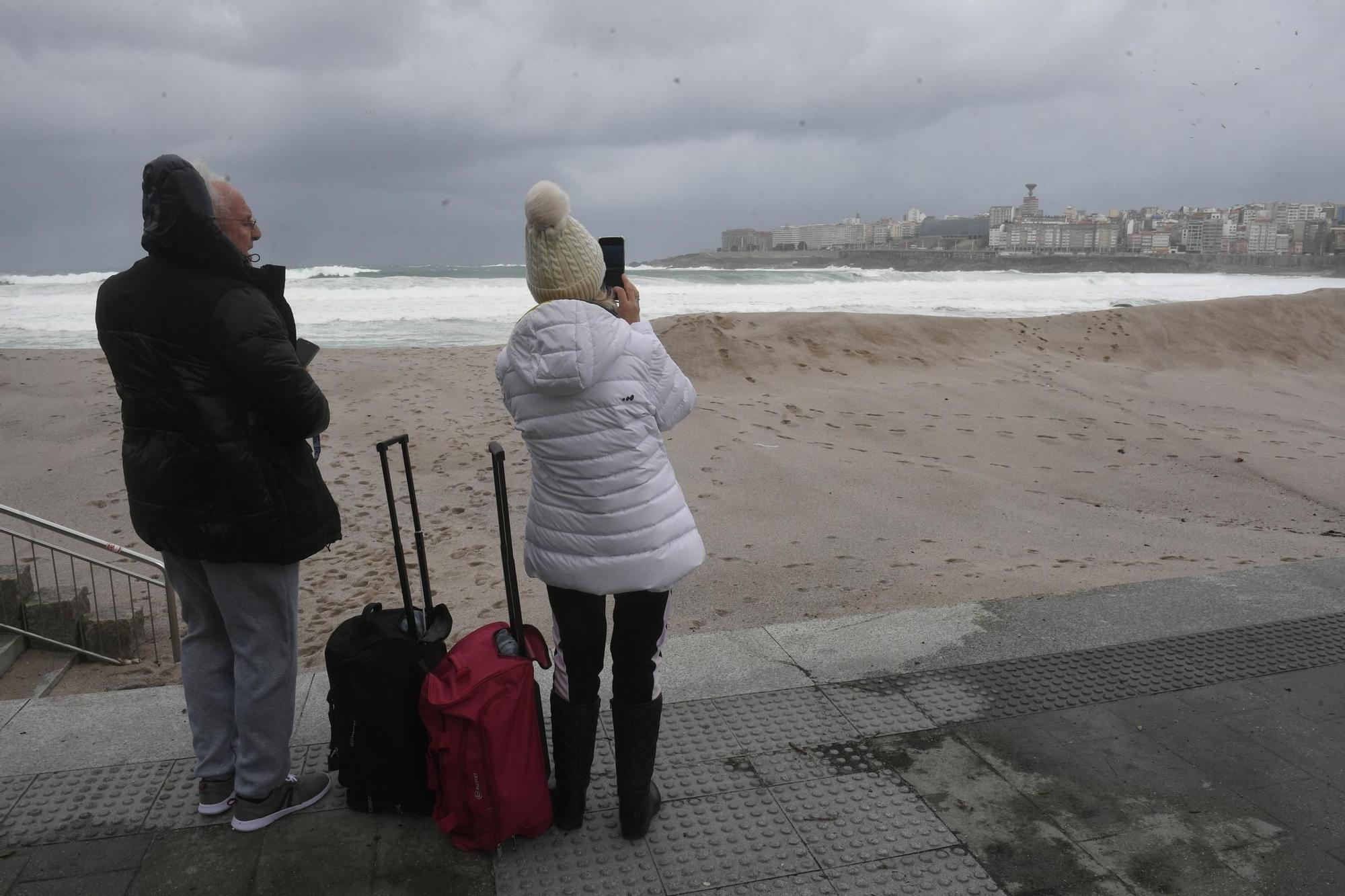 Alerta roja en el litoral coruñés por olas de hasta nueve metros