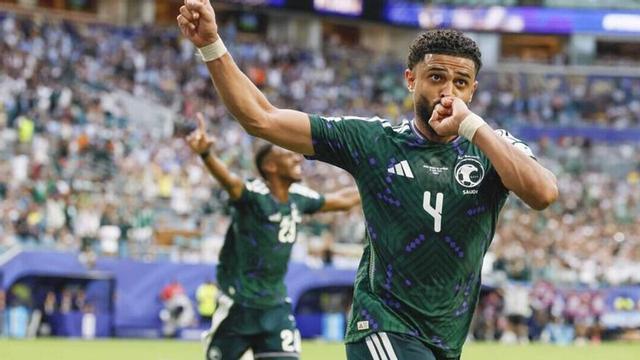Abdulelah Al-Amri celebra el gol que va marcar contra l’Uruguai en la primera jornada del torneig. | AL DÍAZ / DPA VIA EUROPA PRESS