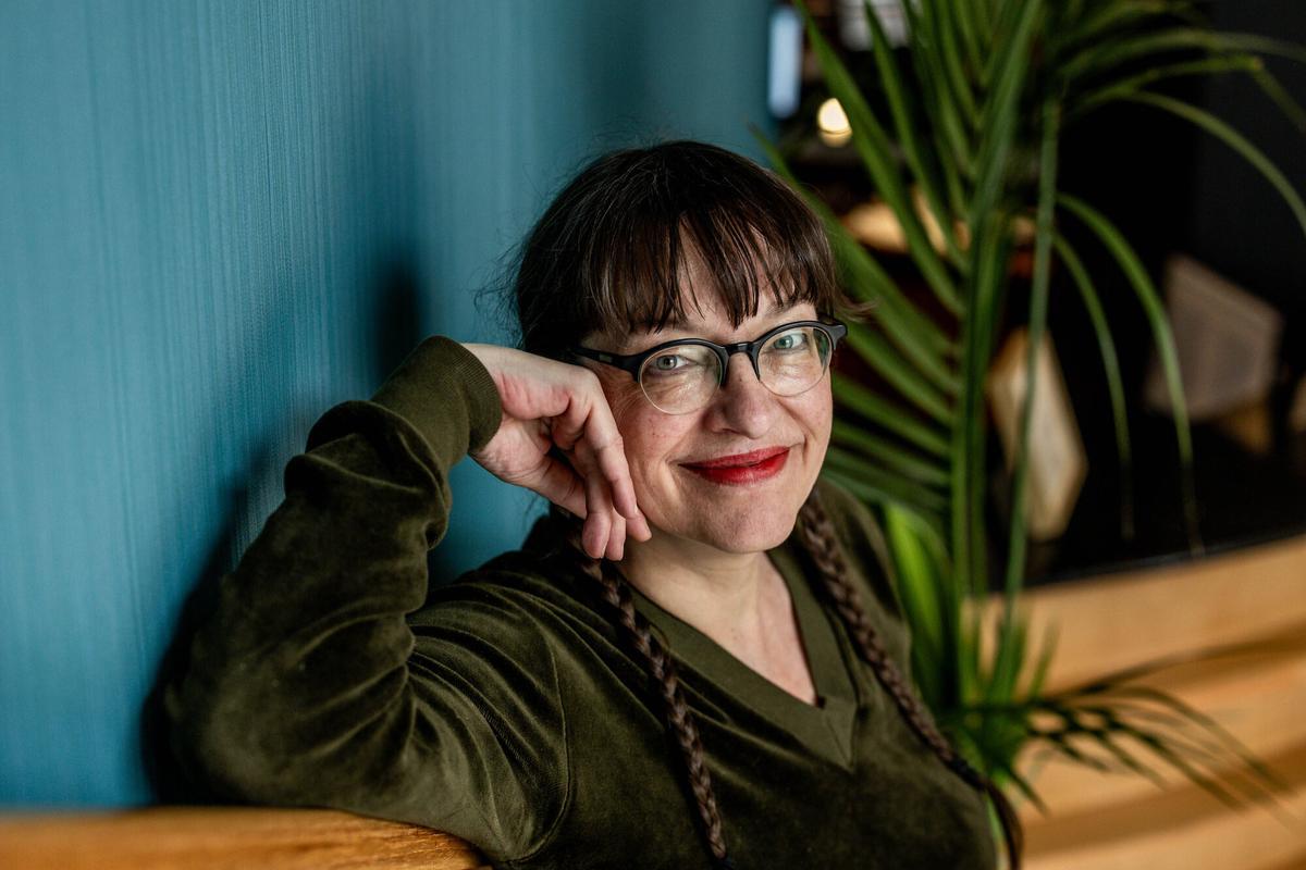 La dibujante austriaca Ulli Lust, que publica el ensayo en cómic 'La mujer como lo humano', en Barcelona.