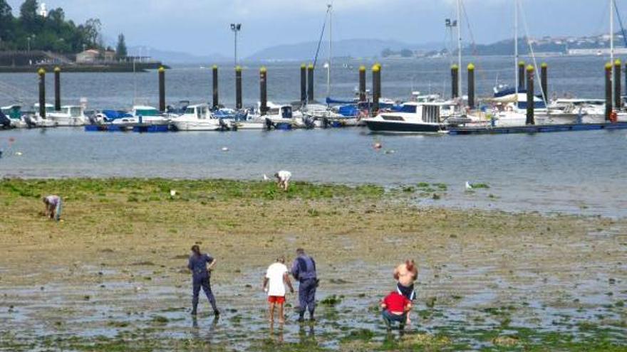 Unos agentes vigilan la playa de Arealonga en una campaña contra el furtivismo. / FdV