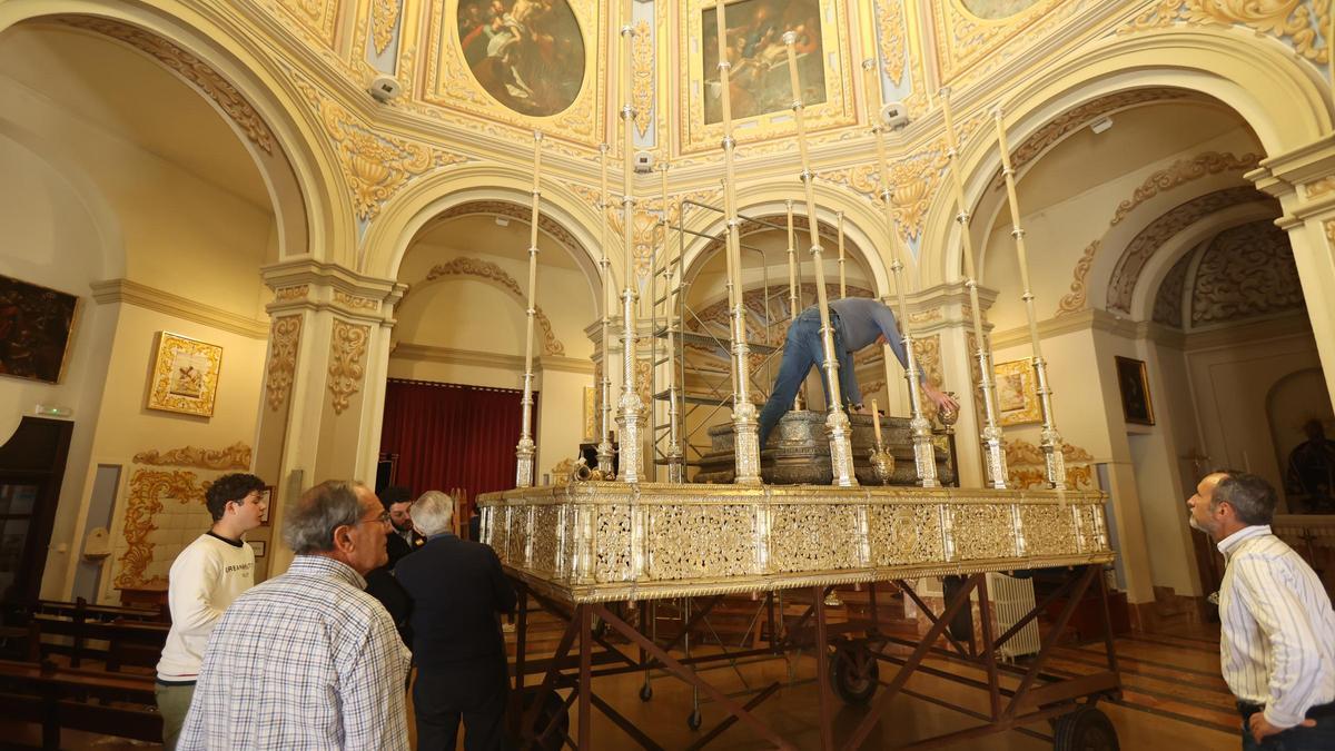Montaje de los pasos de Semana Santa en la capilla de la Sangre.