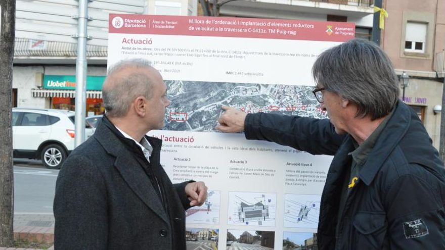 Per la dreta, l&#039;alcalde Josep Maria Altarriba comenta les obres amb el diputat Jordi Fàbrega a la plaça de la Creu de Puig-reig