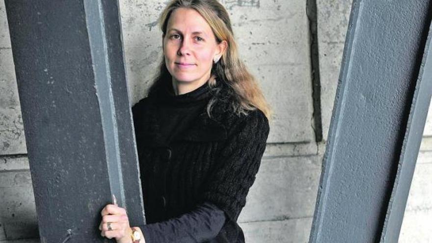 Heather Stoll, ayer, en el exterior de la Facultad de Geología, en el campus de Llamaquique.