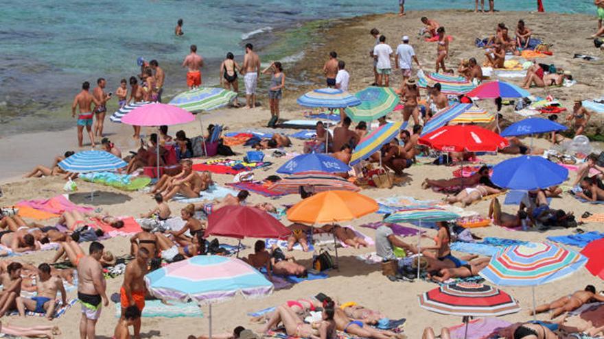 Turistas en una playa de Sant Josep.