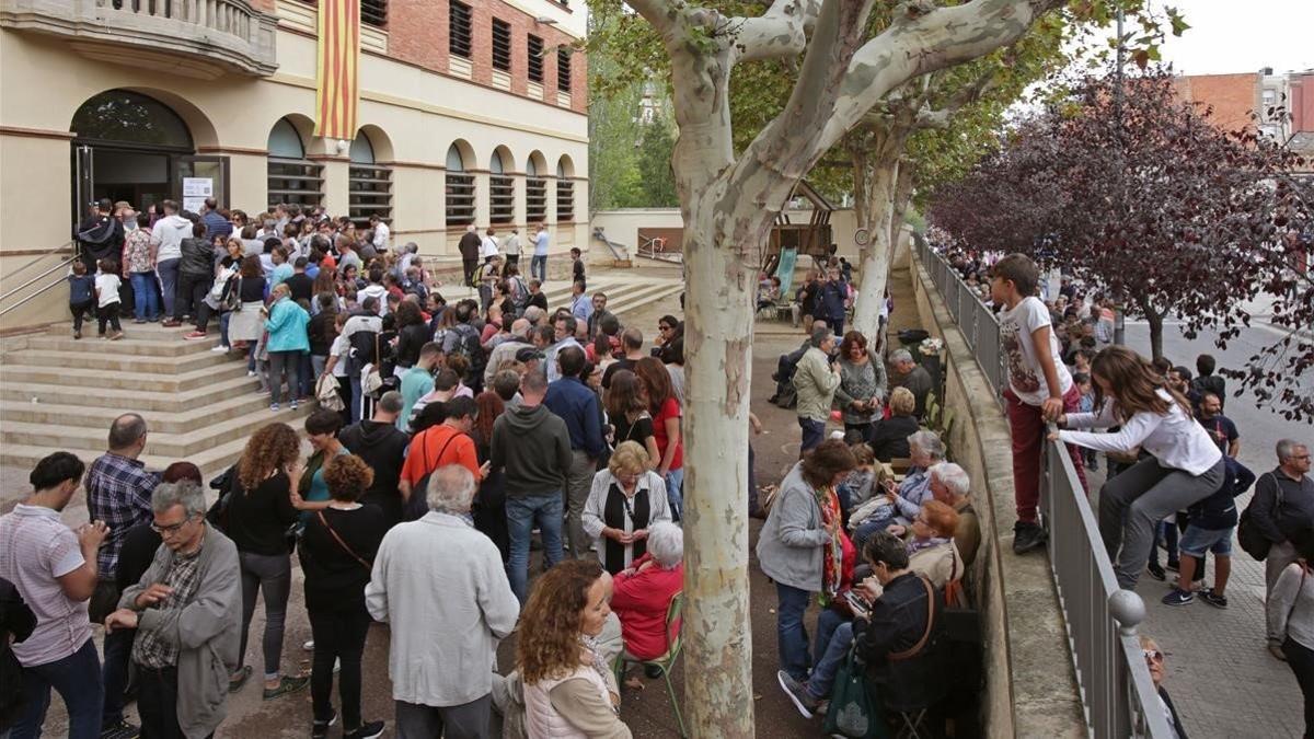 Votantes esperando para acceder a un colegio electoral en Igualada, el 1-O.