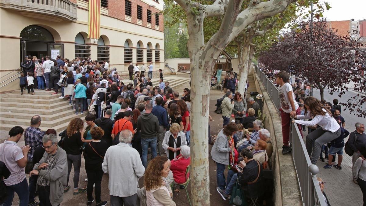 votantes-esperando-poder-votar-igualada-1506857547995