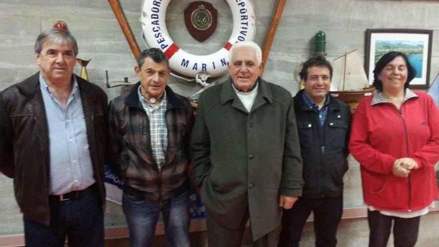 La directiva de la asociación &quot;Tenlo&quot; con el Abuelo del Mar 2017, en el centro. // Santos Álvarez