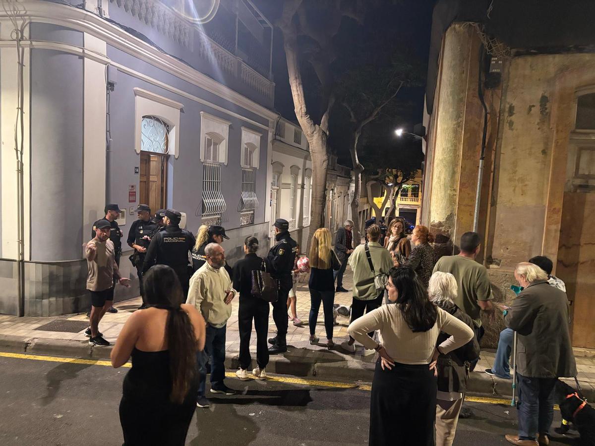Policías y vecinos en el Pasaje Segundo Ravina, donde se encuentra una de las casas ocupadas de El Toscal.