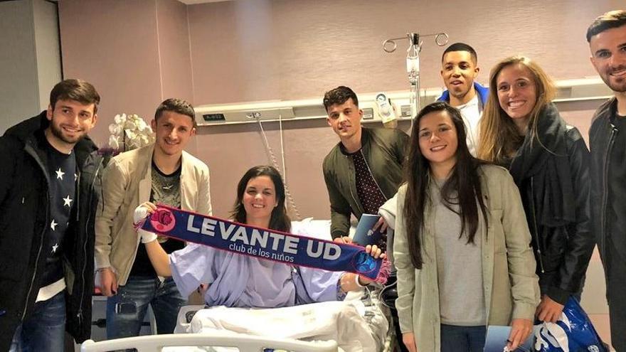 La plantilla del Levante UD visita a Sandra Gómez