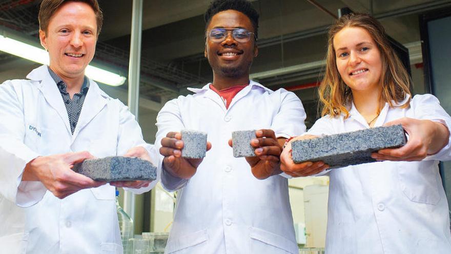 Dyllon Randall (a l&#039;esquerra) i els estudiants Vukheta Mukhari and Suzanne Lambert.