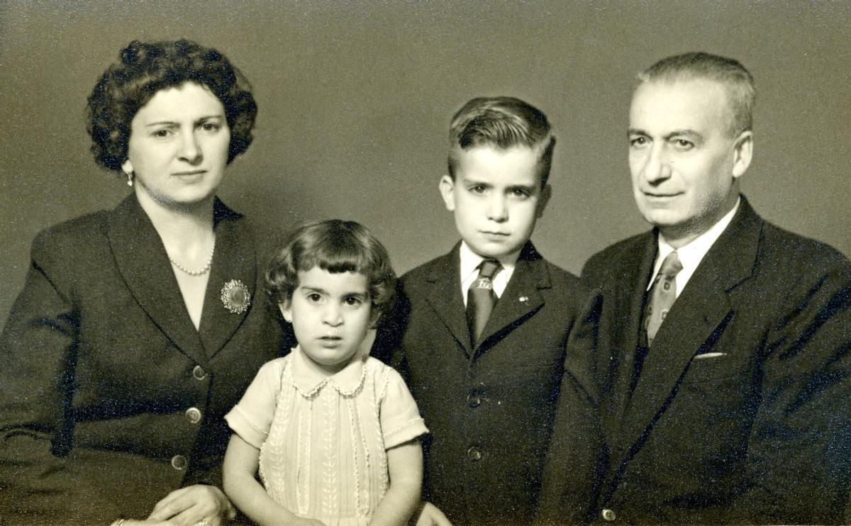 Corrada, de niño, con sus padres y su hermana.