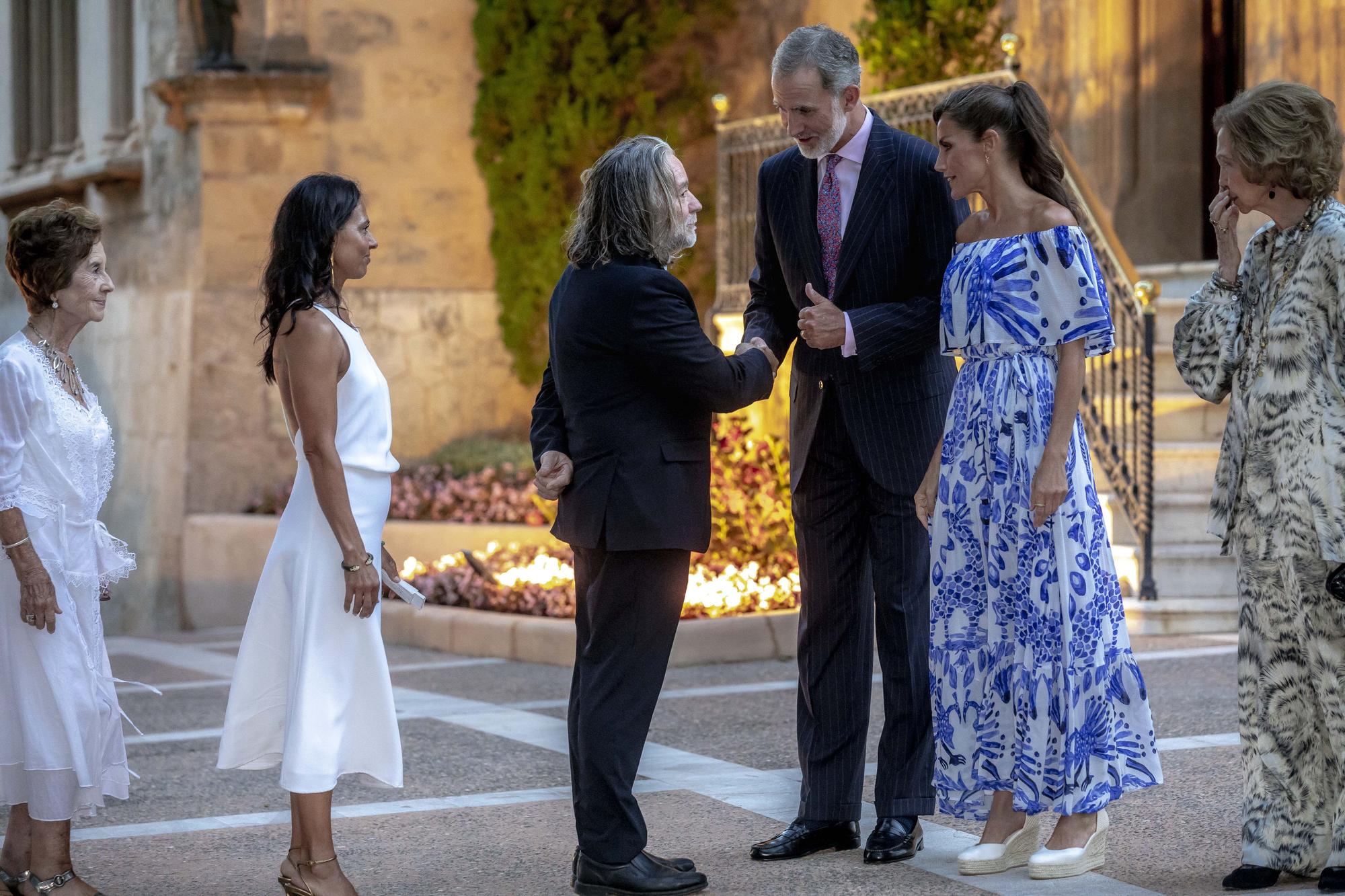 Mira aquí todas las fotos de la visita de los Reyes al Palacio Marivent para recibir a la sociedad balear