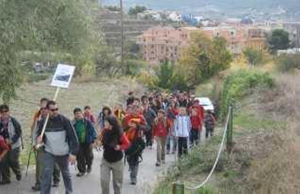 Cerca de 300 personas conocen los encantos del Barranc dels Molins en Ibi