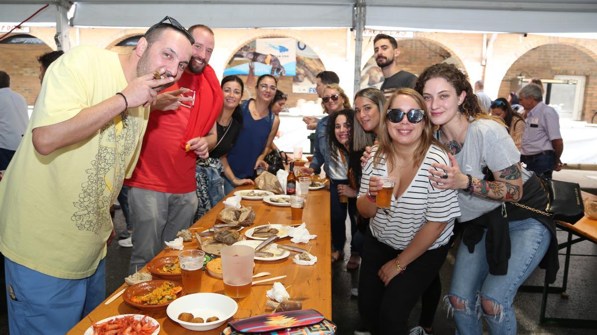 Familiares y amigos reunidos en las carpas de la Festa do Marisco, ayer. |   //  FDV