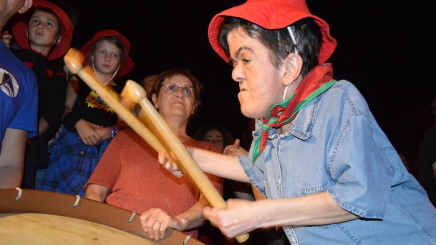 Maria Màrquez Sala toca el tabal a la Torre de les Hores.