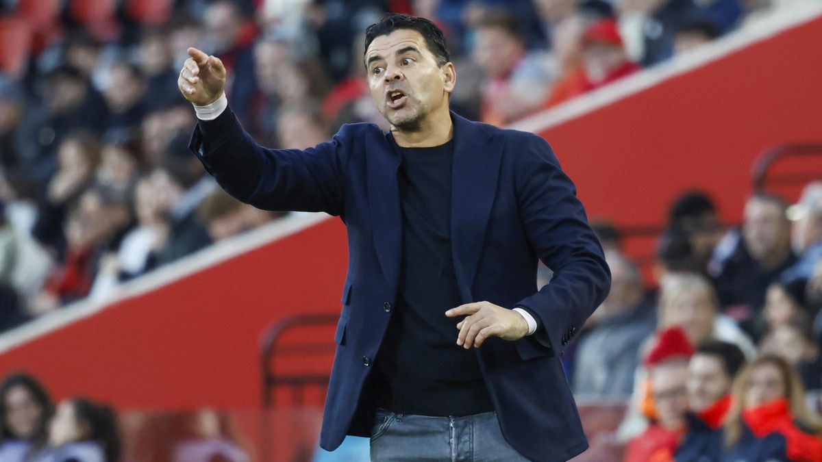 Míchel da instrucciones a sus jugadores durante el Mallorca-Girona en Son Moix.
