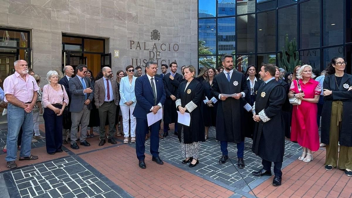 Concentración de jueces y fiscales en el Palacio de Justicia de Santa Cruz de Tenerife