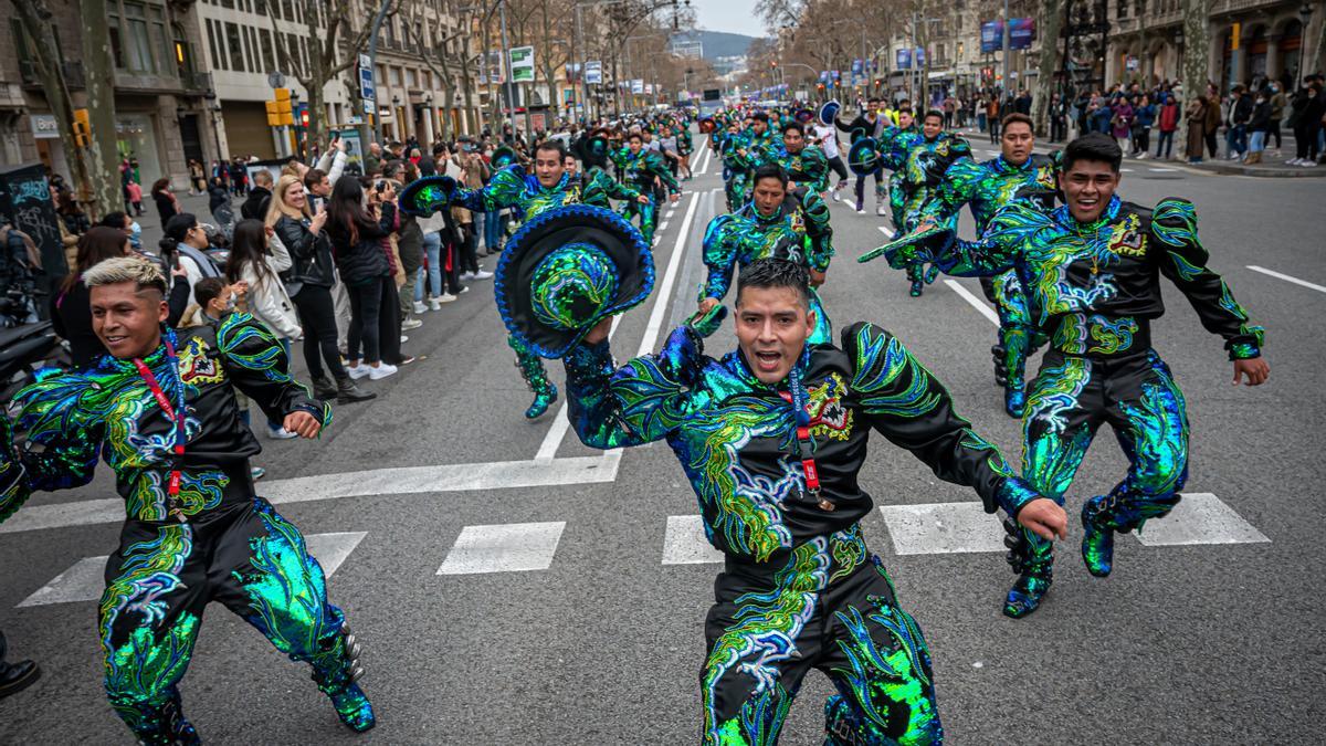 Baile durante la rúa de carnaval de países latinoamericanos en Barcelona