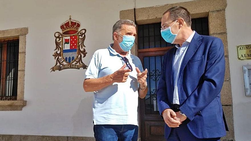 Ángel Blanco (derecha) junto al alcalde de Almeida, Miguel Alejo. | S. G.