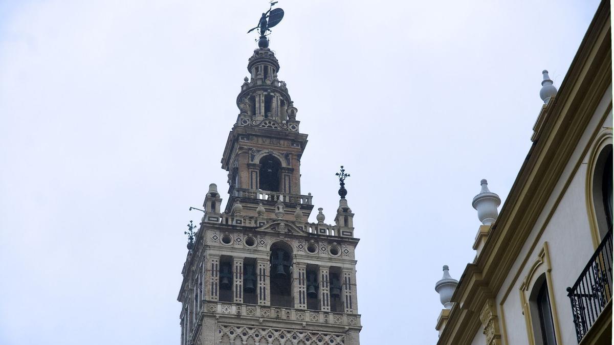 Vídeo | Desprendimiento de una de las azucenas de bronce de la Giralda