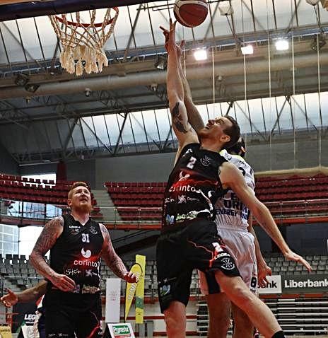 Javi Lucas. Ante la escasez de hombres interiores tuvo que ayudar en el juego interior. Destacó como un gran taponador.