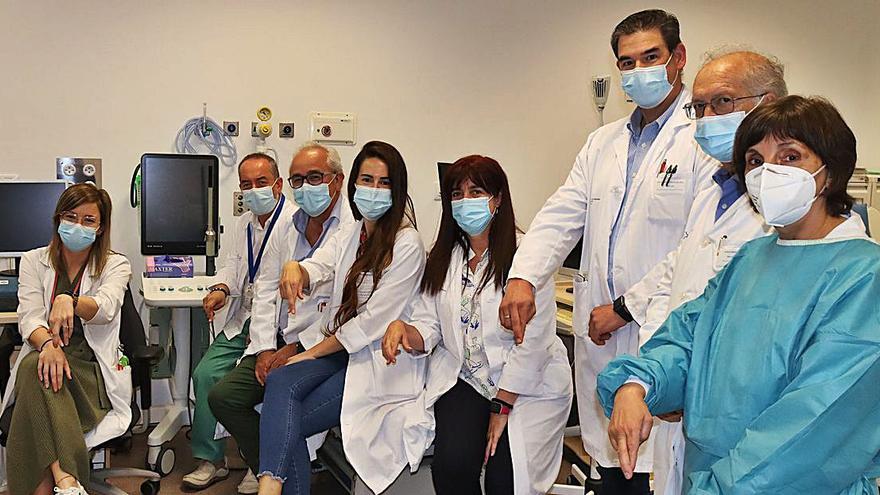 Profesionales sanitarios de Cirugía General y Urología  del Chuvi haciendo  el gesto simbólico de la continencia con la mano.