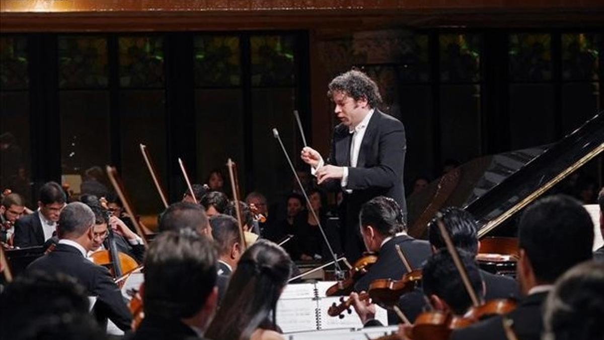 Gustavo Dudamel, al frente de la Simón Bolívar, el jueces en el Palau de la Música.