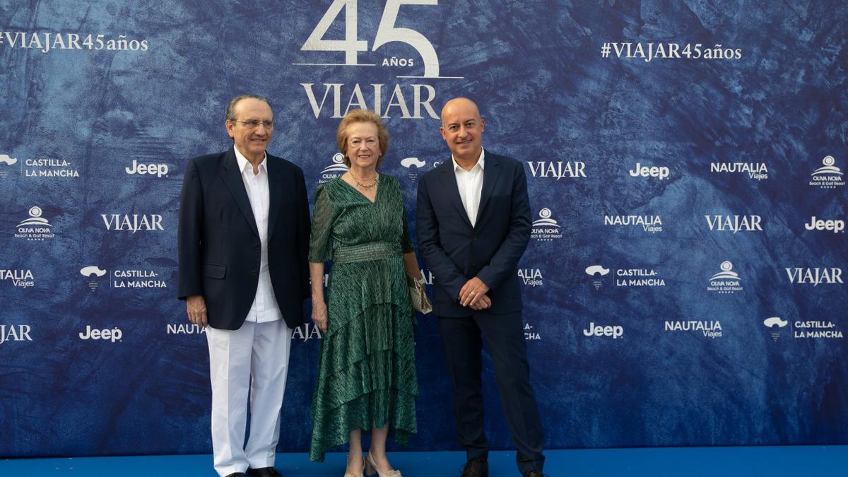 Javier Moll, presidente de Prensa Ibérica; Arantza Sarasola, vicepresidenta del grupo editorial, y el actual director de VIAJAR, Josep María Palau.