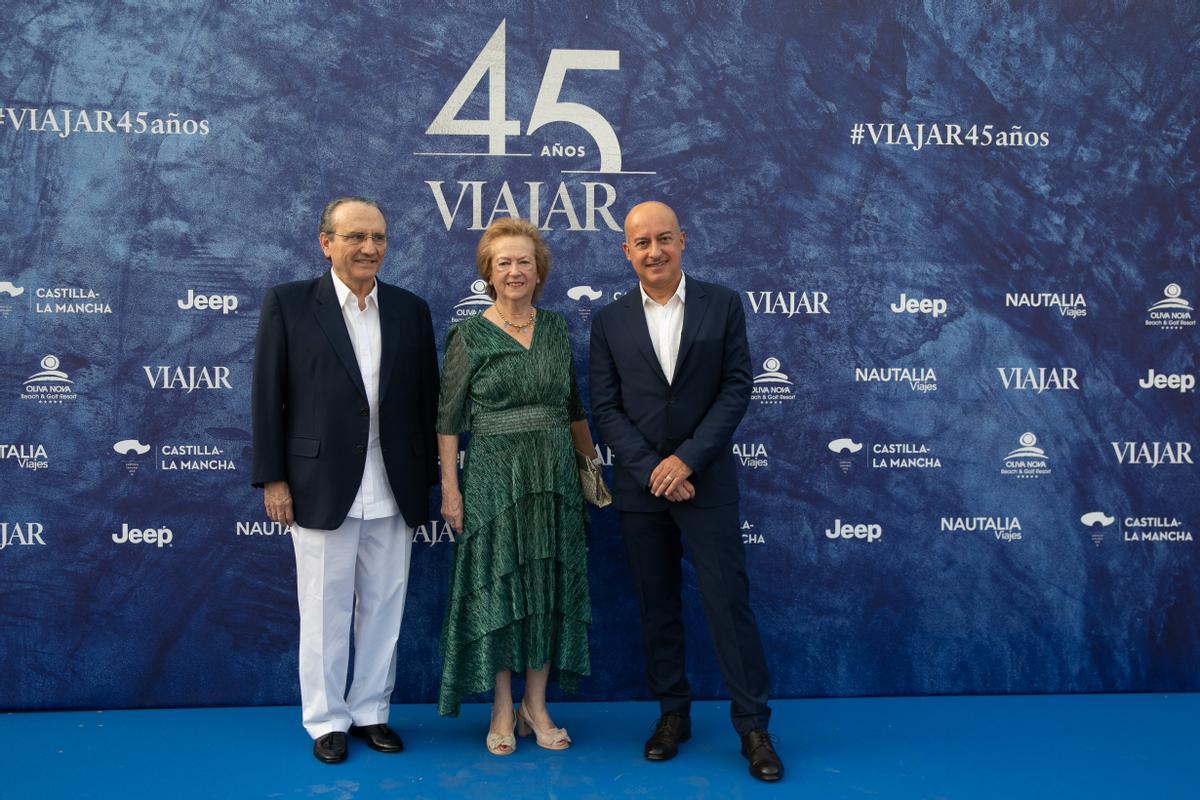 Javier Moll, presidente de Prensa Ibérica; Arantza Sarasola, vicepresidenta del grupo editorial, y el actual director de VIAJAR, Josep María Palau.