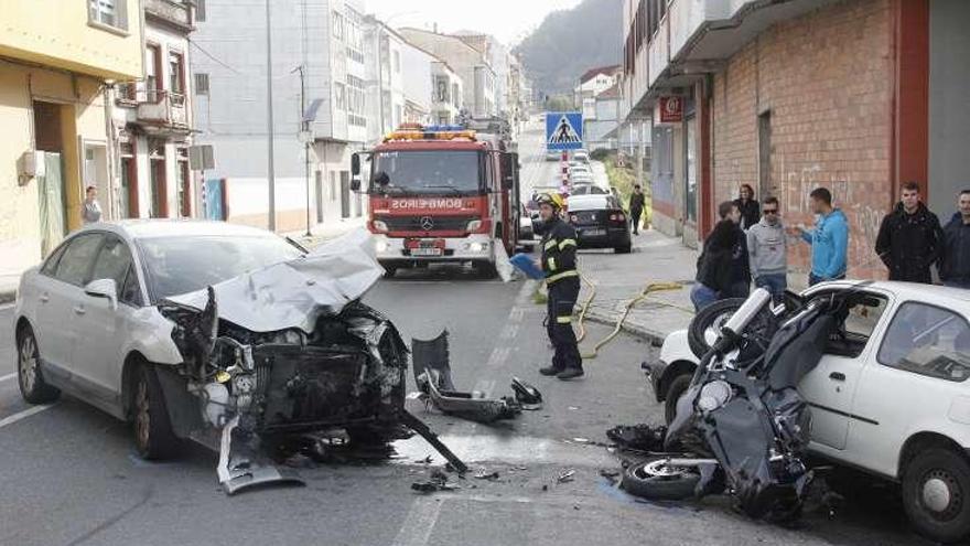 Herido en Bueu un motorista al salir despedido contra un turismo tras ser arrollado por un primer vehículo