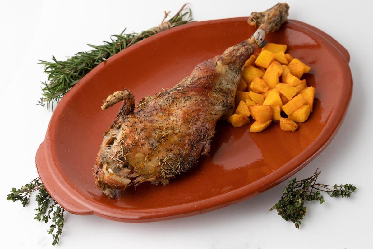 La pata de cordero lechal es uno de los platos más destacados de Venta La Chalaúra