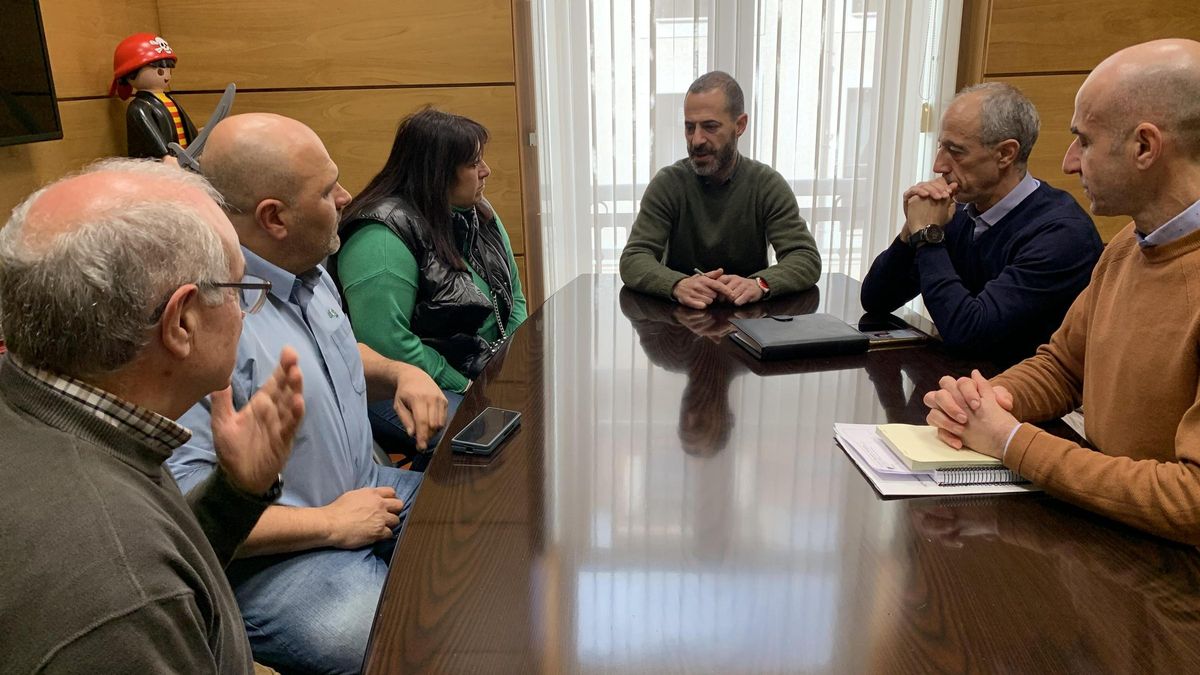 El alcalde, presidiendo la mesa, durante la reunión de este lunes con la gestora y junto a los responsables del área de Deportes.