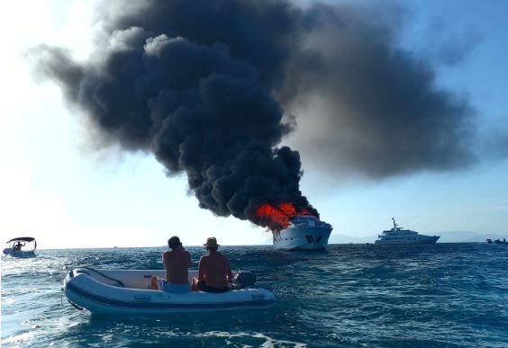 Galería: Arde un yate en la costa de Formentera