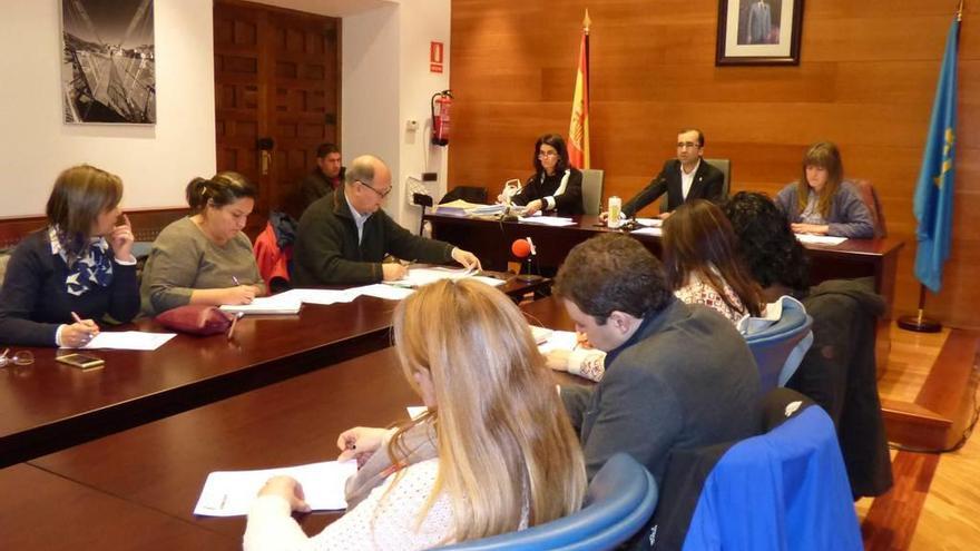 Una parte de los concejales de la Corporación canguesa, en el Pleno del jueves por la noche.