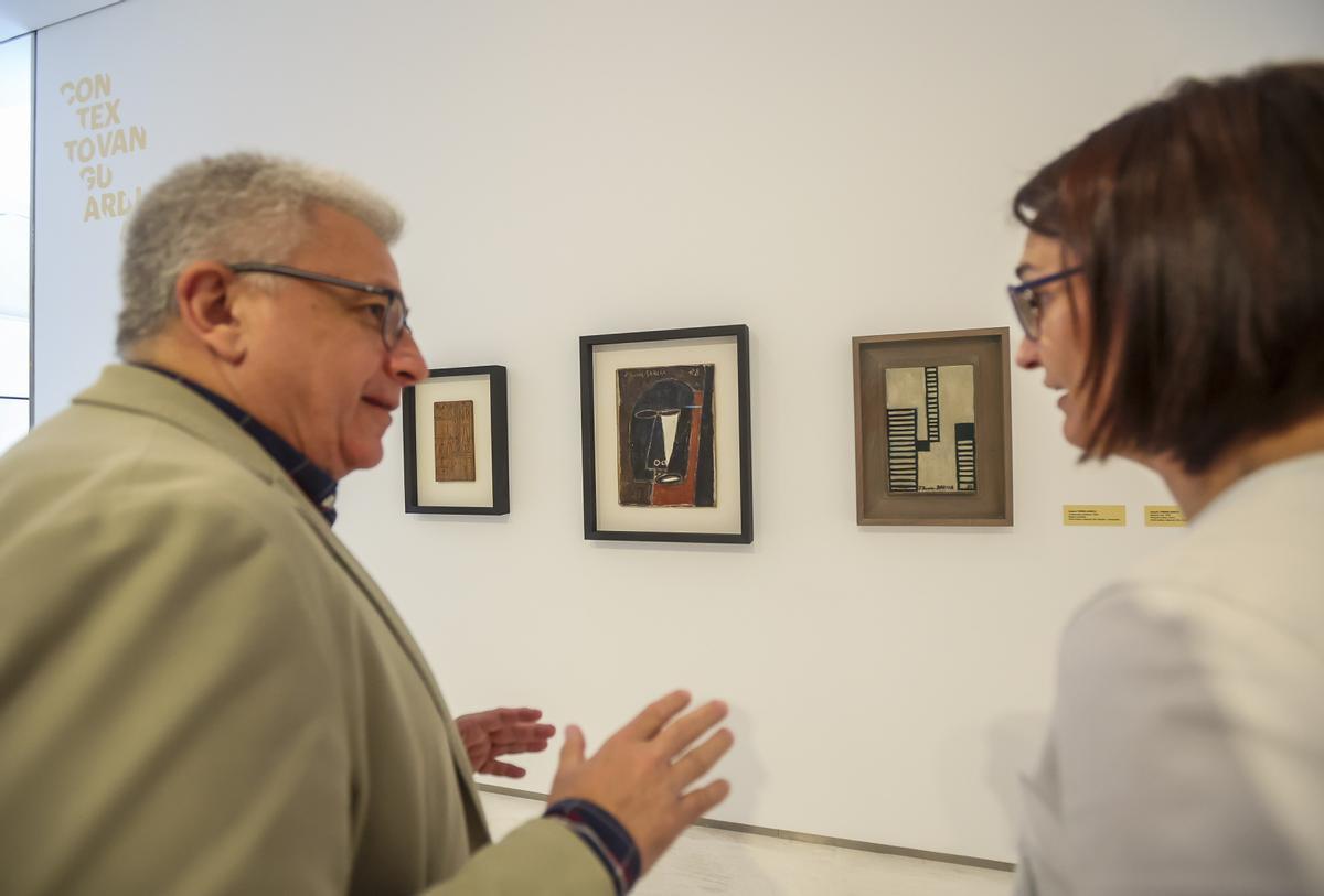 Antonio Manresa y Nuria Enguita, ante las obras de Torres-García.