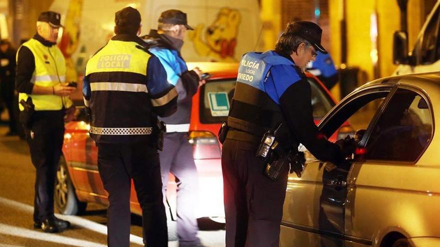 Policía Local actuando en Oviedo.