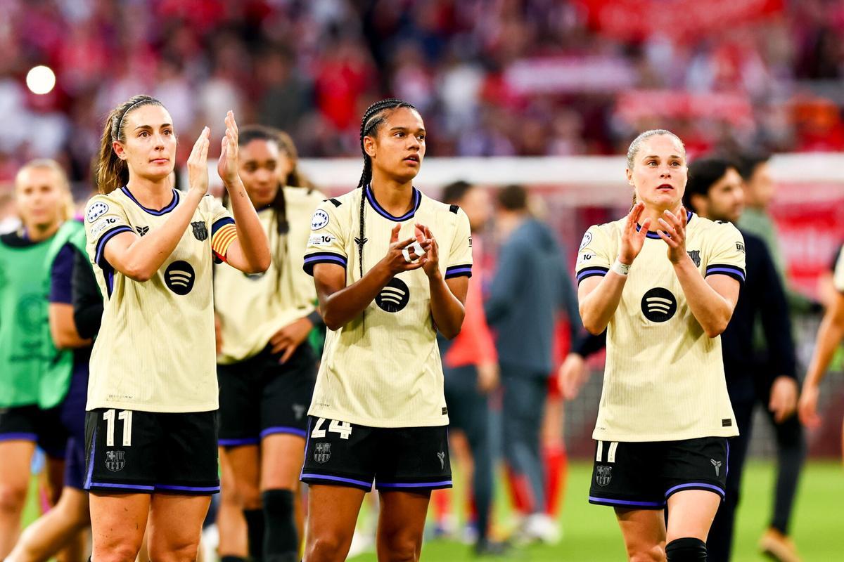 Alexia se llevó a sus compañeras hacia el córner donde estaban los aficionados del Barça desplazados a Múnich