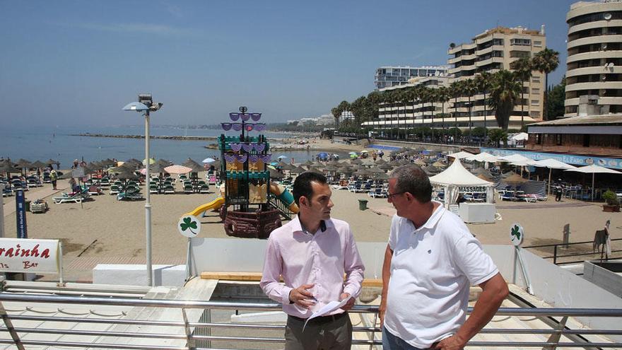 El concejal Miguel Díaz, en una playa de Marbella.