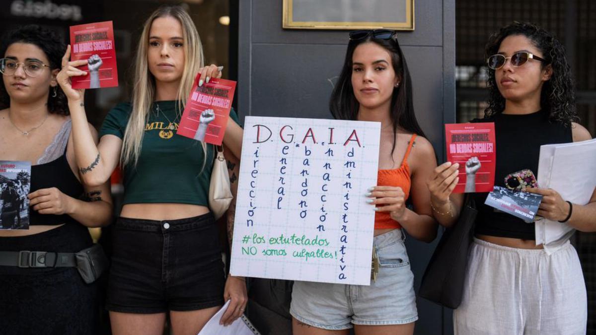 Jóvenes extutelados protestan frente a la DGPPIA, la antigua DGAIA.