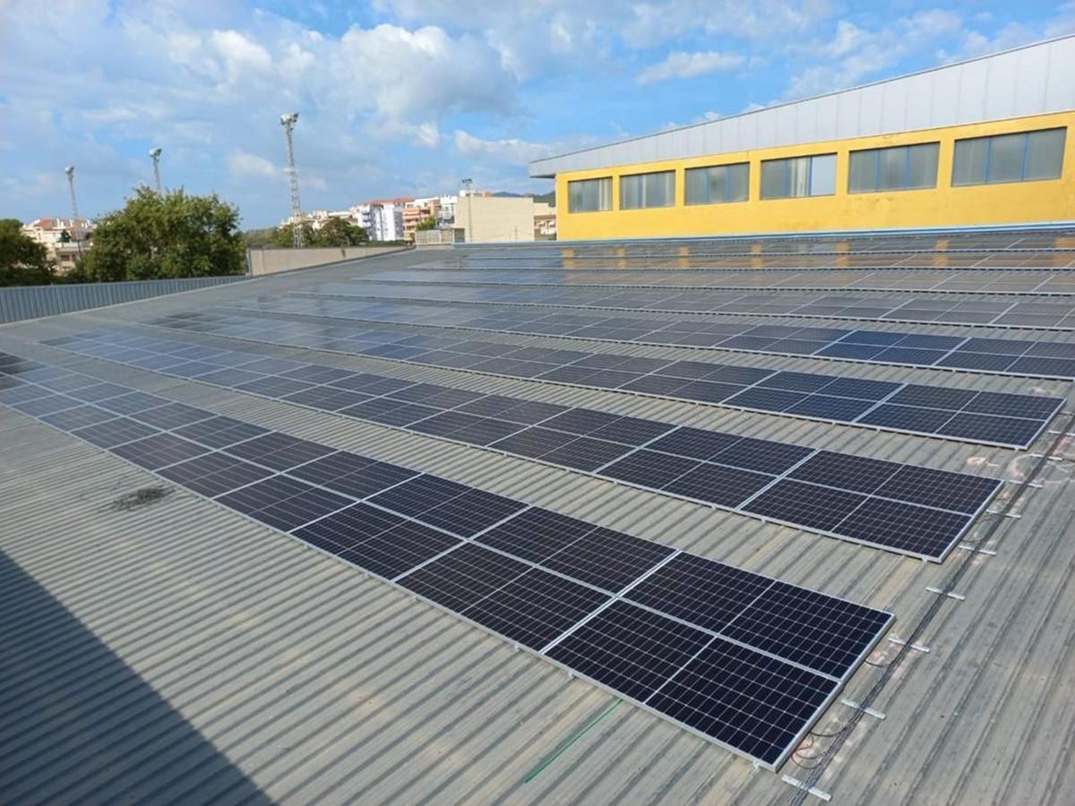 Placas solares instaladas en la cubierta de un edificio en Benicàssim.