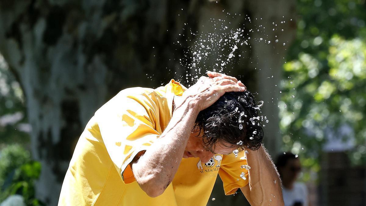 Persona refrescándose ante la ola de calor.