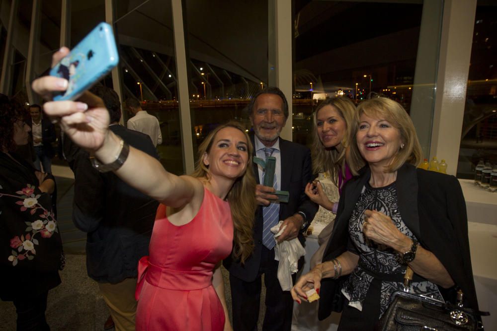Susana Lerma, galardonada con el Premio Redes Sociales, se hace un selfie con amigos