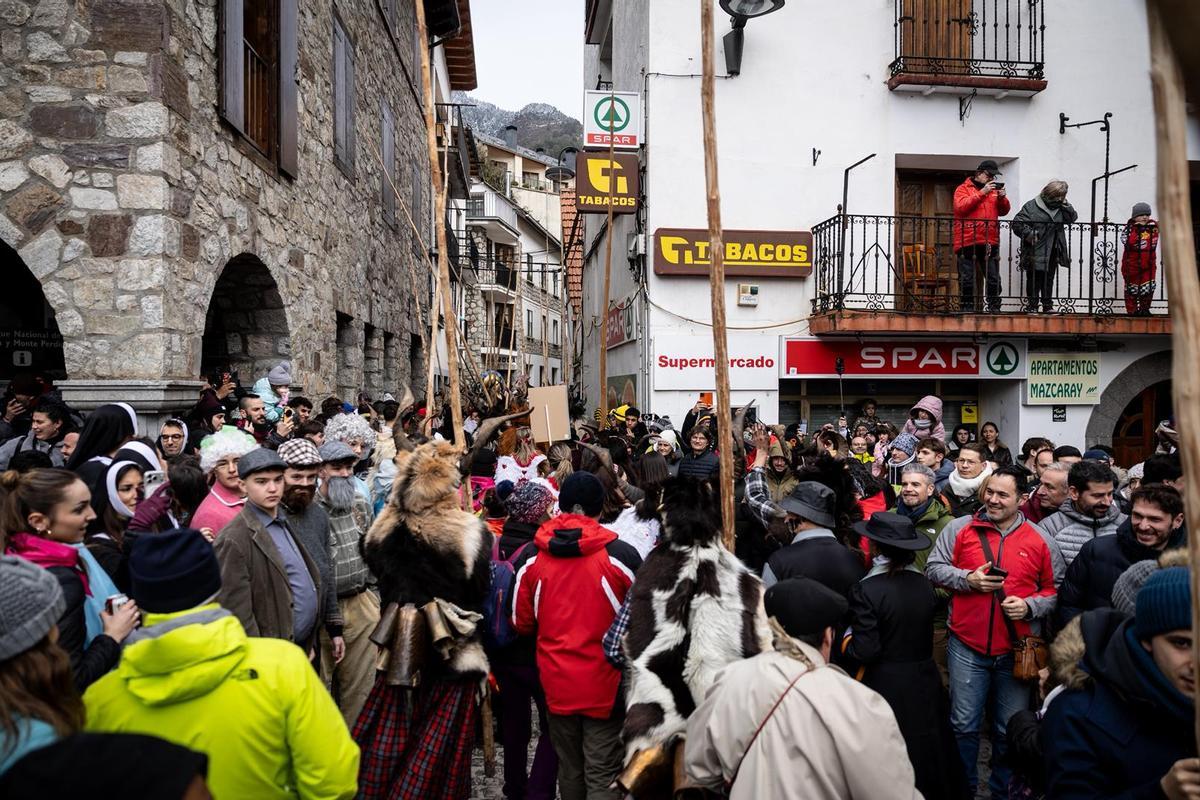 En imágenes I La localidad de Bielsa celebra su tradicional Carnaval