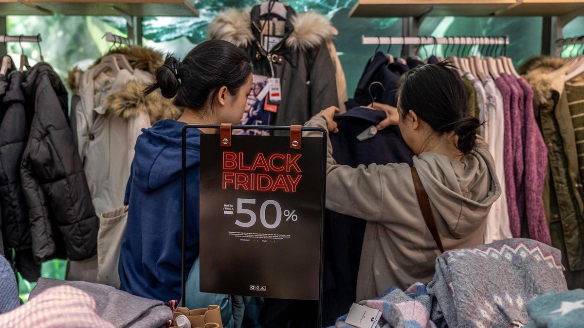 Dos clientas comprando en una cadena del centro de Barcelona la semana del Black Friday
