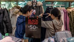 Dos clientas comprando en una cadena del centro de Barcelona la semana del Black Friday