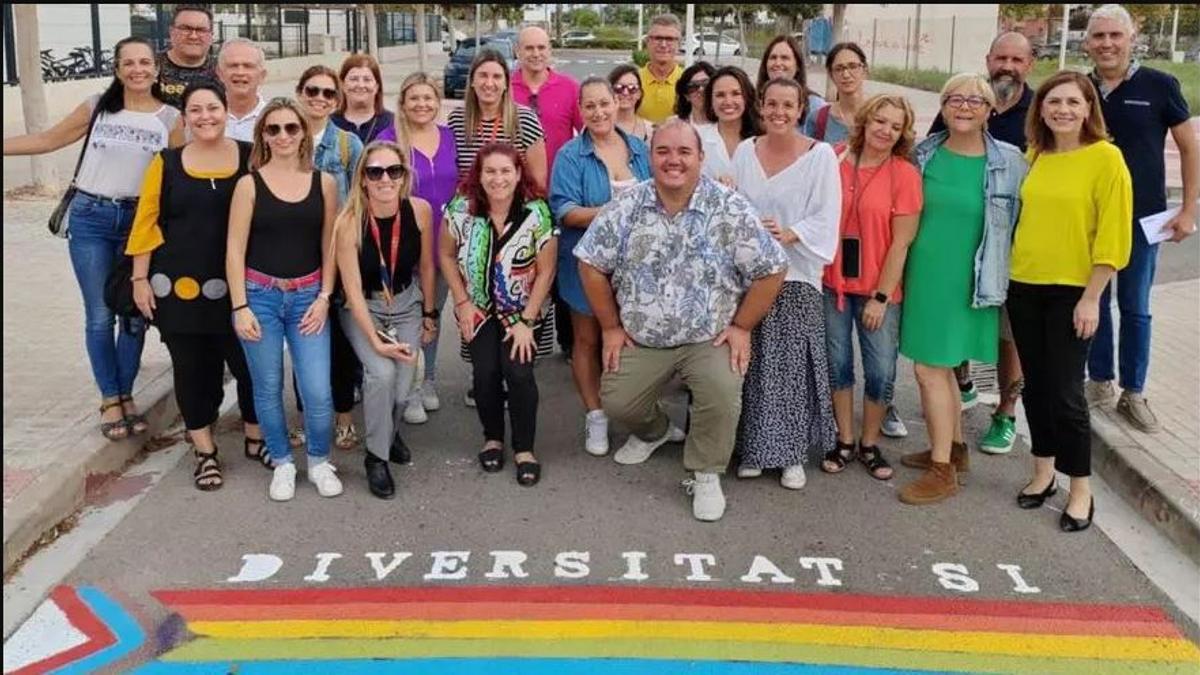 El edil de Educación y profesores, tras repintar el arcoíris que fue objeto de pintadas homófobas.