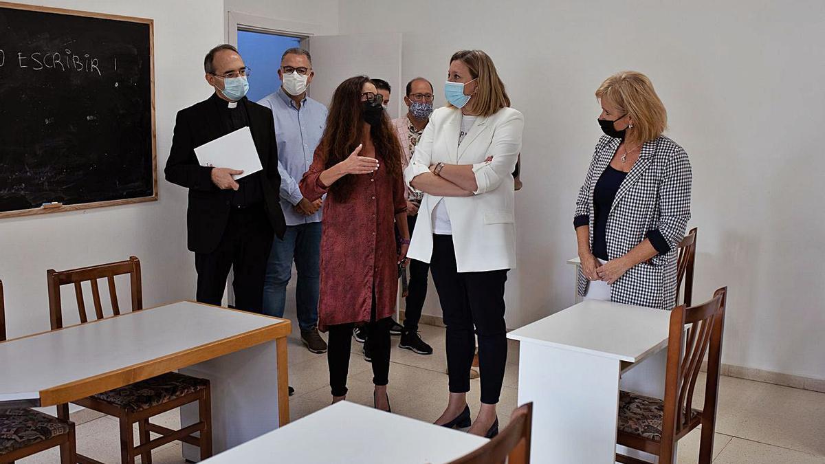 Isabel Blanco, junto a representantes políticos y de Cáritas, durante su visita a Proyecto Hombre. |