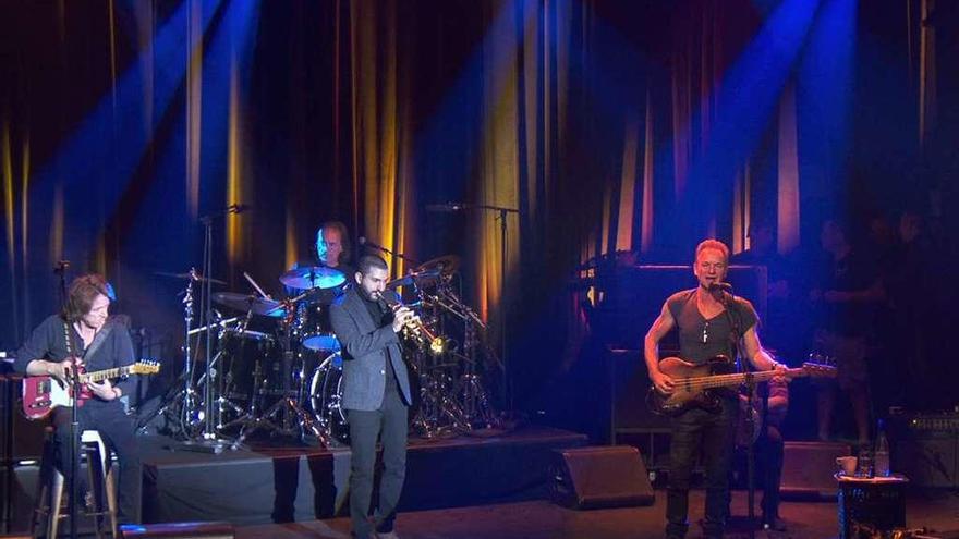 Sting, durante el concierto celebrado anoche en la sala Bataclan de París.